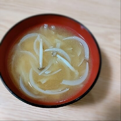新玉ねぎの季節ですね♪
しめじと美味しいお味噌汁になりました(*^-^*)
